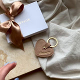 Schlüsselanhänger Herz genarbtes Leder | Beige & Gold